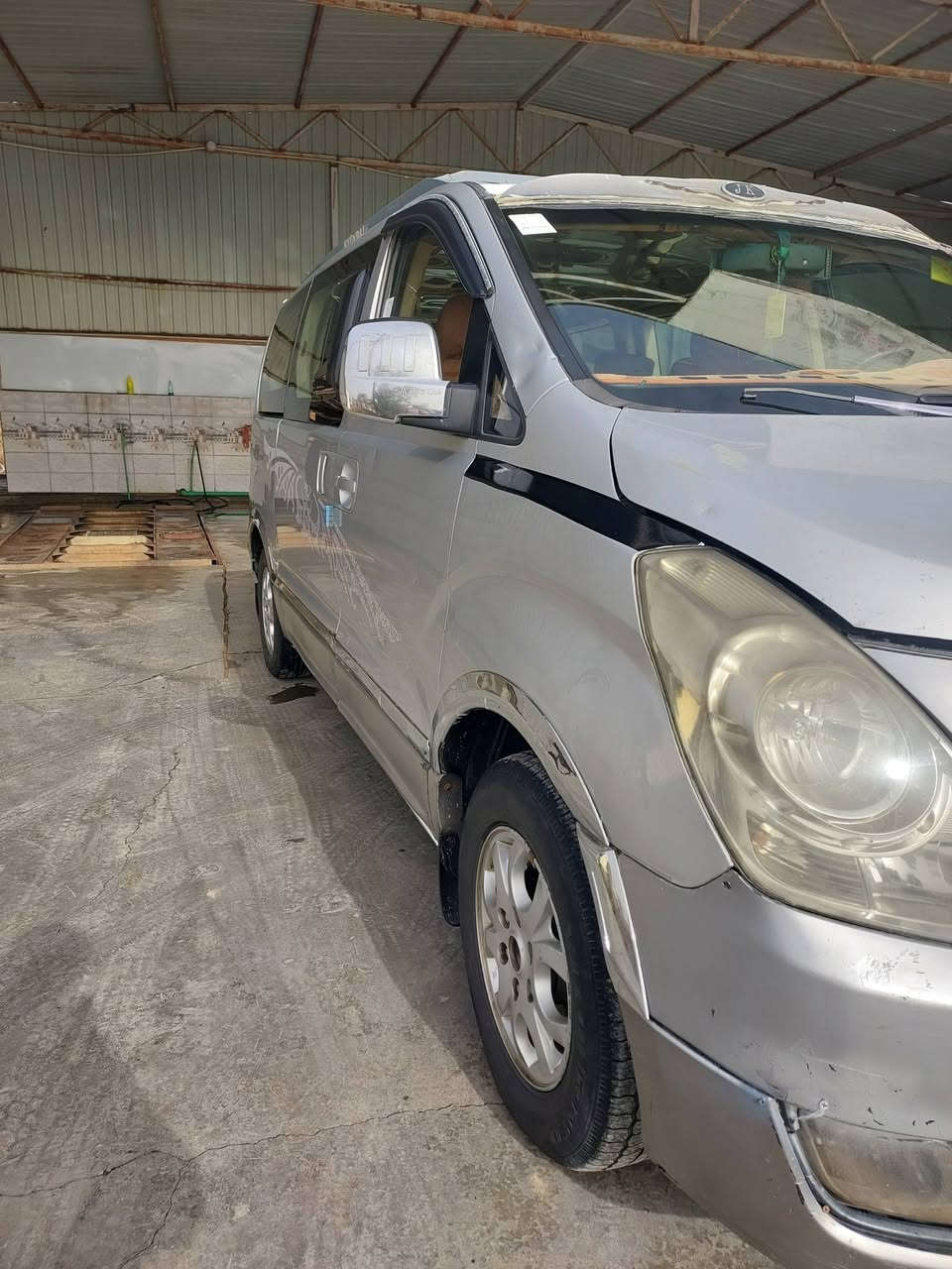 السلام عليكم استاركس للبيع موديل 2009فول مواصفات مكينه لاتنقيص ولاتبخير شواصي كفاله سنويه لل30انكليزي باقي على اللوحات مصفره هيئة وغرامات السياره مال جناي تحويل مباشر *********** مكاني بلصويره مامتواجد على النت
