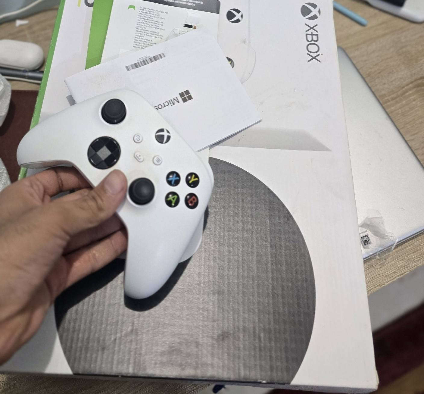 سلام عليكم 
اكسبوكس سيريس اس
ويا ملحقاته كاملة ونظيفه وجهاز نظيف ومابي اي مشكلة وما مفتوحه جهاز ومابي شخوط 
ويا حساب بي gta5و fc25 وكم لعبة ثانية
السعر 340 وبي مجال لان مستعجل على بيعته


**إذا كنت صاحب هذا الإعلان وتريد حذفه لأي سبب، رجاءا أرسل رسالة إلى الدعم الفني**