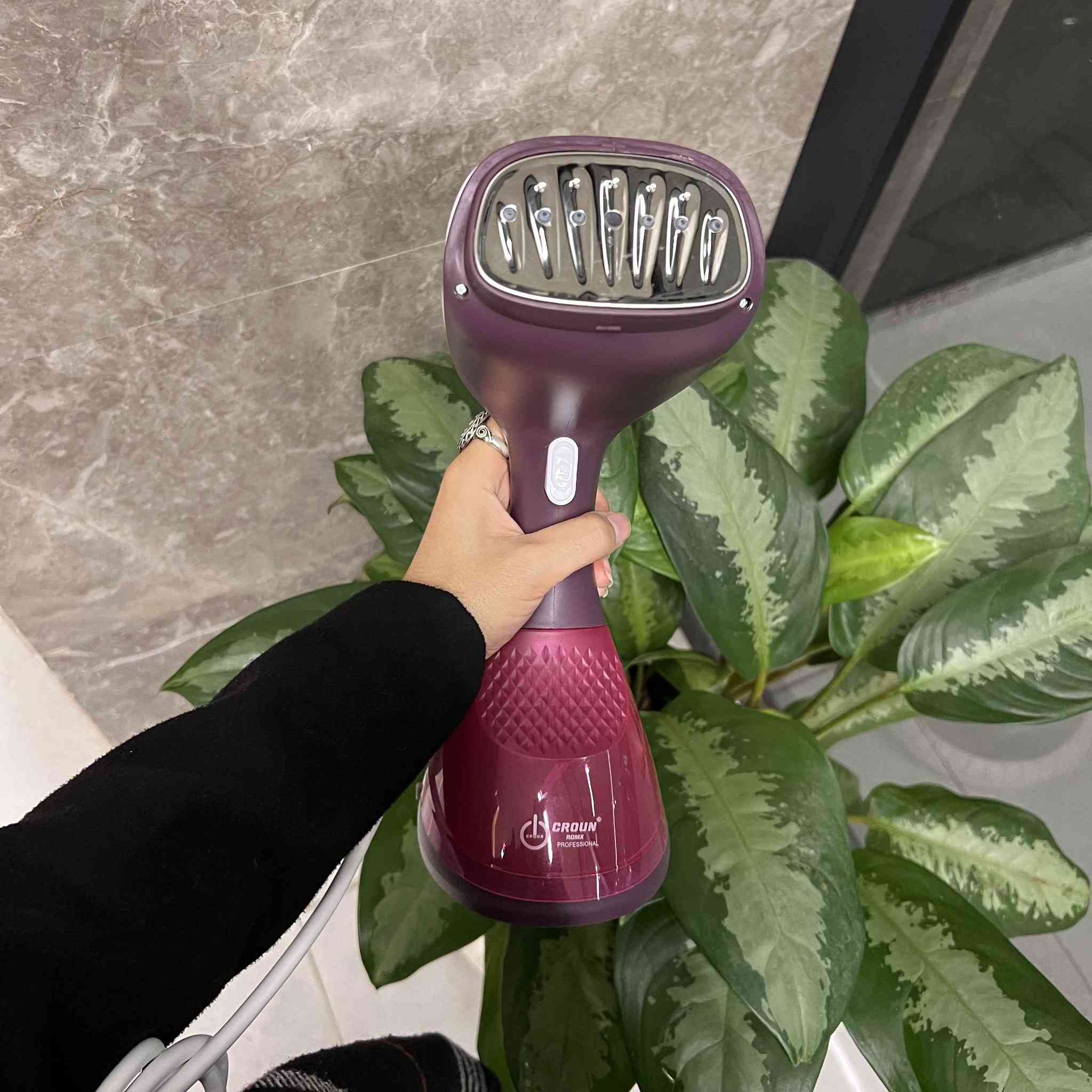 مكواة بخار محمولة للملابس CROWN ROMIX Swift Steam – موديل CR-706

مكواة بخار محمولة مصممة لتبخير الملابس بسرعة وسهولة، مناسبة للاستخدام اليومي والعملي.

• تصميم محمول يعمل بالبخار العمودي

• بخار مستمر لتنعيم الملابس

• خزان ماء قابل للإزالة لسهولة التعبئة

• قدرة كهربائية 1400 واط لأداء ثابت

• سعة خزان ماء 220 مل للاستخدام المتكرر

• سلك بطول 1.8 متر لمرونة الحركة

• القدرة: 1400 واط
• الجهد الكهربائي: 220–240 فولت
• التردد: 50/60 هرتز
• سعة خزان الماء: 220 مل
• معدل البخار: 15–20 غرام/دقيقة
• نوع البخار: بخار مستمر / بخار عمودي
• طول السلك: 1.8 متر أربيل, العراق


**إذا كنت صاحب هذا الإعلان وتريد حذفه لأي سبب، رجاءا أرسل رسالة إلى الدعم الفني**