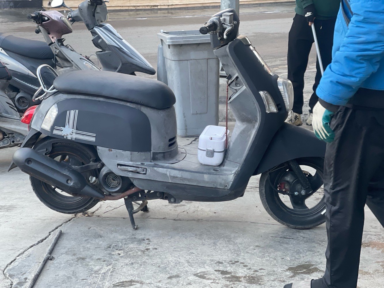 دراجة نارية قديمة موديل كيوتا بلون أسود. بحالة جيدة وتعمل بصورة جيدة. تقدملكم وسيلة نقل اقتصادية ومريحة للتنقل داخل المدينة، مثالية للاستخدام اليومي.