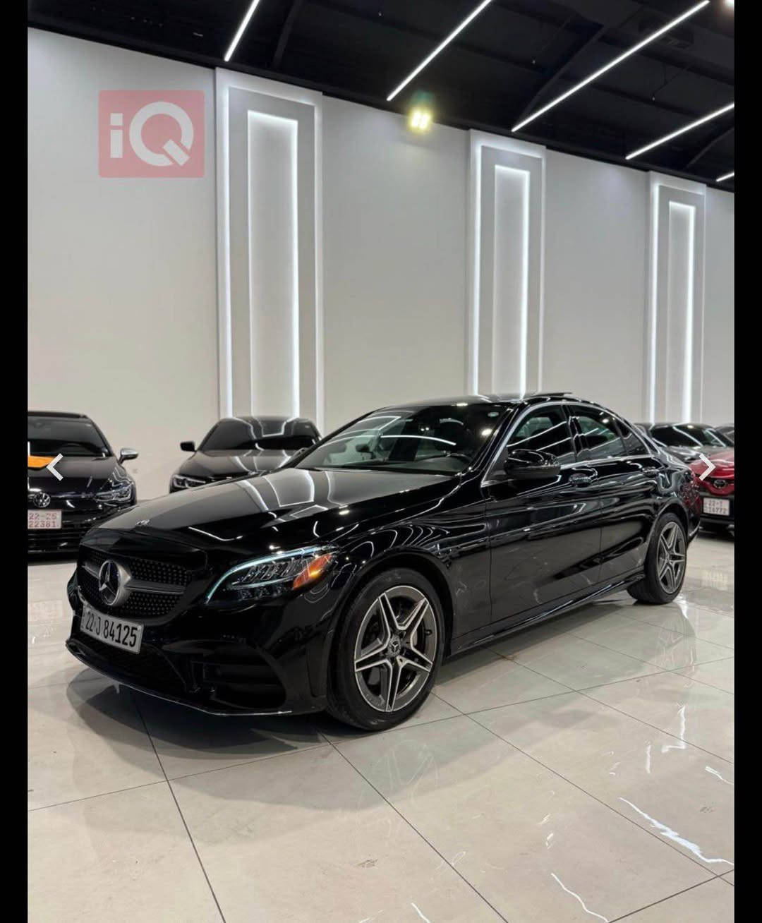 مارسيدس C300 موديل 2021 

حادثها كلش بسيط موجود رقم الشاصي بالصور 
ما ماشيه هوايا حالتها كلش نظيفه 
للتواصل على هذا الرقم 
*********** 

مواصفاتها 

المحرك: 4 سلندر تيربو سعة 2.0 لتر

القوة: 255 حصان عند 5800 دورة/دقيقة

العزم: 370 نيوتن متر (273 lb-ft)

ناقل الحركة: أوتوماتيك 9 سرعات (9G-TRONIC)

نظام الدفع:

خلفي (RWD)

رباعي 4MATIC (اختياري)

التسارع 0-100 كم/س: حوالي 5.7 ثانية

السرعة القصوى: حوالي 209 كم/س محددة إلكترونياً

استهلاك الوقود: حوالي 23–33 ميل/غالون حسب القيادة

الطول: 4687 مم

العرض: 1810 مم

الارتفاع: 1443 مم

قاعدة العجلات: 2840 مم

مصابيح أمامية LED كاملة

شبك أمامي رياضي مع شعار مرسيدس كبير

جنوط ألمنيوم 17–19 إنش حسب الفئة

مرايا كهربائية مع إشارات انعطاف

فتحة سقف بانوراما (اختياري)

عدد المقاعد: 5 ركاب

شاشة معلومات وترفيه 10.25 إنش

شاشة عدادات رقمية

نظام Apple CarPlay وAndroid Auto

مقاعد كهربائية مع ذاكرة

تكييف هواء ثنائي المناطق

إضاءة داخلية محيطية (Ambient Lighting)

سعة صندوق الأمتعة: 356 لتر

نظام Blind Spot Assist للتحذير من النقطة العمياء

نظام Collision Prevention Assist لمنع الاصطدام

نظام مراقبة انتباه السائق

مثبت سرعة

تشغيل بدون مفتاح (Keyless Start)

كاميرا محيطية 360° (اختياري)

حساسات أمامية وخلفية للمساعدة على الركن أربيل, العراق
