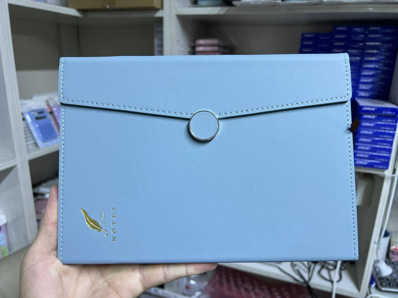 دفتر ملاحظات B5 😍😍
100ورق

كود:778-A18
عدد كارتون:60
سعر كارتون:
سعر درزن:
_________
***********
***********

https://t.me/zanyar2stationery
