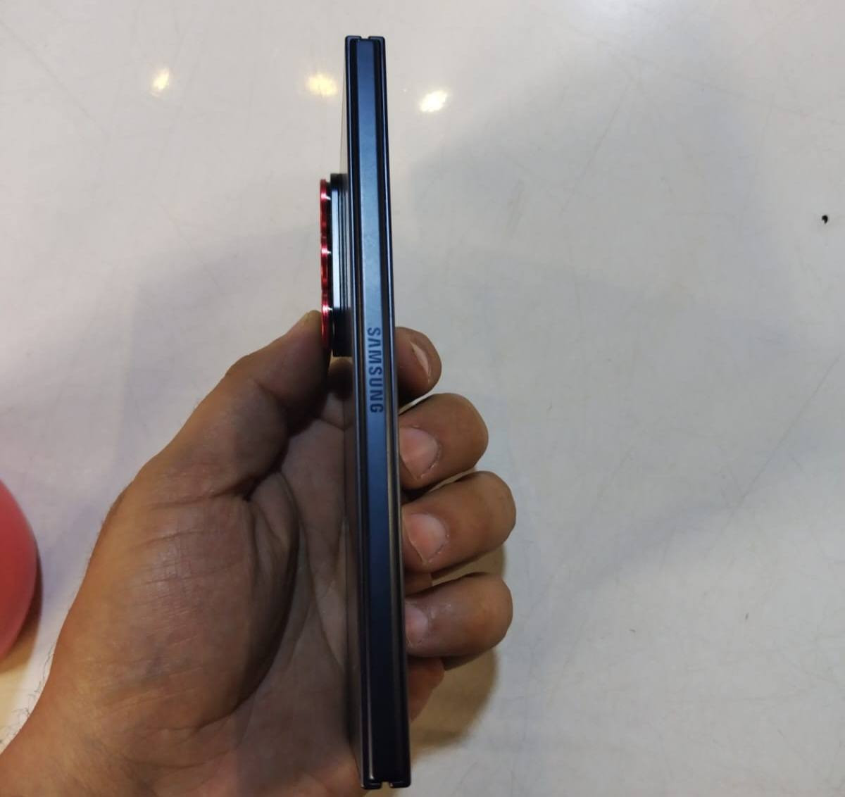 السلام عليكم شباب للبيع
او مراوس ب(S26Ultra ذاكره 512GB او 1TB )

Galaxy Z Fold 7 (نسخة 512 GB) لون (JetBlack) نظافة الجهاز 100%

التخزين والرام: ذاكرة داخلية 512 جيجابايت مع رام 12 جيجابايت.
المعالج: Snapdragon 8 Elite for Galaxy (أقوى أداء).
الشاشة الرئيسية: شاشة قابلة للطي مقاس 7.6 بوصة Dynamic AMOLED 2X.
الكاميرات: نظام كاميرات خلفية بدقة عالية تصل إلى 200 ميجابكسل (أساسية) + 12MP (واسعة) + 10MP (تقريب).
البطارية: 4400 مللي أمبير (نموذجية) مع شحن سريع.
الميزات: دعم Galaxy AI المتقدم، واجهة Android 16.
الوزن: خفيف نسبيًا (حوالي 215-263 جرام )
ويآ ٤ كفرات واحد منهم أبو القلم 
السعر 1 مليون و825 ألف 
مكاني بغداد - الاعظمية 
***********
***********
