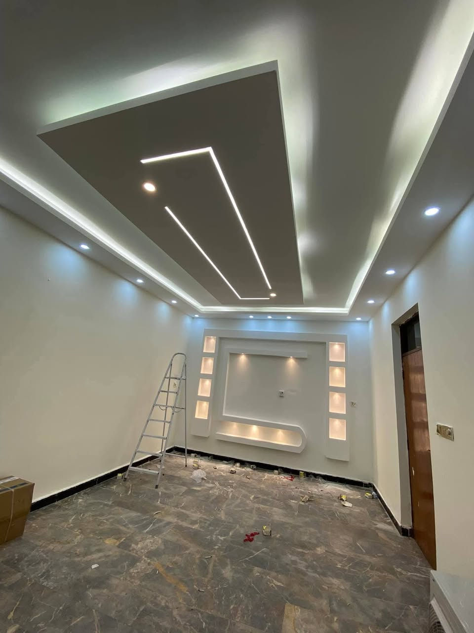 مستعدون لمواد وعمل الجبس بورد وسقوف الثانوية واجهات فوم فلين وصبغ الدور وكافت  الديكورات الي تخص المنزل ب اسعار مناسبة يوجد على شكل اقساط وتسليم هندسي مع الضمان كادر من الموصل ***********
