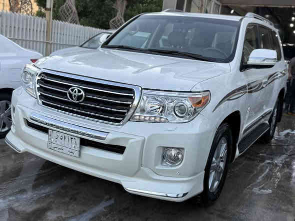 السلام عليكم 
لاندكروز 2013 ساز 
السياره بيها دعاميات صبغ وبيها جاملغ امامي ايسر بارد 
وصندوك بارد وبيها رصعات خفيفه 
وبيها كيس المحرك وكيس الكير مفتوح مسويلها ادامه 
ماشية 110 الف كيلو 
السياره مسويلها تغليف كامل ارضيات جلد ادامه كامله للكير والمكينة جاهزه على اخر حباية
سعرها:33 الف دولار وبيها مجال 
مكانها معارض النهضة شركة اللامي 
للاستفسار:***********
