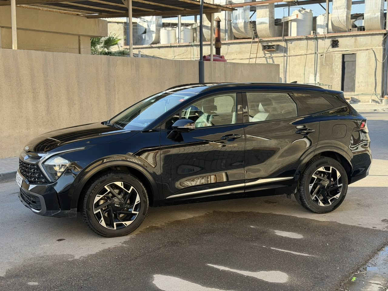 للبيع – سبورتج 2023 SX-Prestige فل كامل 🔥  

رقم الشاصي:
5XYK5CAF1PG002696
الموديل: 2023  
الفئة: SX-Prestige (أعلى فئة)  
الممشى: 50,000 كم  
اللون: أسود ملكي ✨  
وارد نظيف – بارد شبر بالباب خلف السائق  

السيارة بحالة ممتازة جداً من الداخل والخارج  
فحصها نظيف وما بيها صبغ 
المواصفات:  
✔️ بانوراما  
✔️ 360 كامرة  
✔️ رادار و تحديد مسار وحساسات أمامي وخلفي  
✔️ شاشة كبيرة + CarPlay  
✔️ جنوط وكالة  
✔️ تشغيل بصمة  
✔️ أنظمة أمان كاملة 
✔️مقاعدة تدفئة + تبريد 
✔️مقاعد خزن ميموري وضعيتين
✔️تدفئة ستيرن

 

سيارة استعمال شخصي، محافظ عليها جداً  
ما تحتاج أي صرف  

السعر المطلوب: 24,300$ قابل للتفاوض للجادين فقط  

📍 الموقع: البصرة  
📩 للاستفسار ماسنجر


**إذا كنت صاحب هذا الإعلان وتريد حذفه لأي سبب، رجاءا أرسل رسالة إلى الدعم الفني**