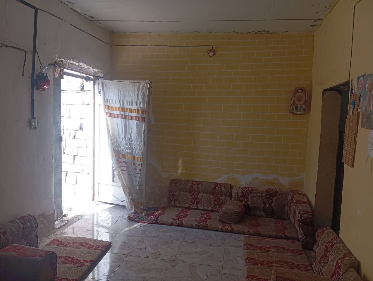 سلام عليكم بيت تجاوز بالتظحيه مساحة البيت 150واقع حال بي وصل تمليك بي غرفه وصاله ومطبخ وحمام داخلي الأرضية سيراميك الجدار بياض كهرباء خطين ماي سيح بي بعد فضله تابعه اله سعره 10وبي مجال بصيط ‏تواصل واتساب‪***********‬‏
