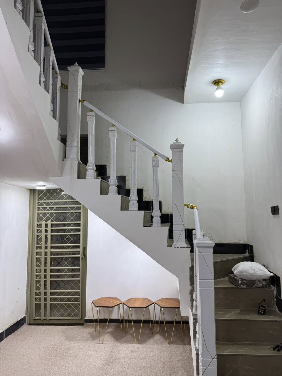 بيت مساحة 160 متر  طابقين زراعي بشارع السفينة بشارع ميثم التمار الواجه 10 امتار غرفتين جوا وصالة ومطبخ واستقبال 7 في 4ومطبخ وصحيات داخلية وخارجيه الطابق الثاني مشتمل كامل غرفه وصاله ومطبخ وصحيات واكو 75 في السطح ترهم شقه او طابق ثاني بناء البيت حديث كونكريت وطابوك ينباع هوا وأثاث المطبخ فقط 
***********
