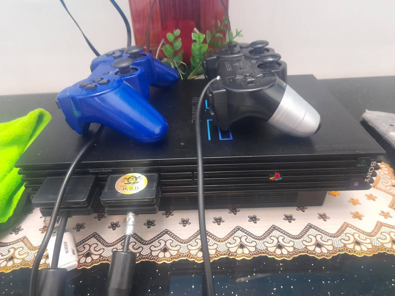 السلام عليكم ورحمة الله
مــتاح سوني بلي 2 للبــيع

ويا رامين كلواحد 30 لعبه يعني 60 كلهن
ويا يدات 2 شغالات ثنينهن
سعر 40 قفل

مكاني الشط منطقة الطابي 

***********
