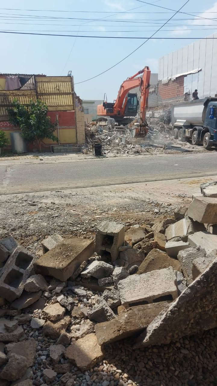 سلام عليكم نعتذر عن نشر عملانه بسبب الشغل ل بناء هيكل كامل مع ستاره او بيتونه قاط واحد /كرسته وعمل/ لبخ بياض مجاري كهربائيات سقف ثانوي ستايكر لاش كاشي سراميك  ونشتقل بما يرضئ الله. شرط البناء والمواد عل فحص او شغلي هندسة غير الهندسه ماشتغل او للمعلومه سعري ثابت مالي علاقه باي مقاول محترامي للجميع السوك كلشي بي بي الغالي او بي الرخيص  ما اجبر احد 
100متر.12مليون هيكل فقط 
150متر.18مليون هيكل فقط 
200متر21مليون هيكل فقط 
للتواصل***********.او***********اخوكم ابو نازك للمقاولات العامة
