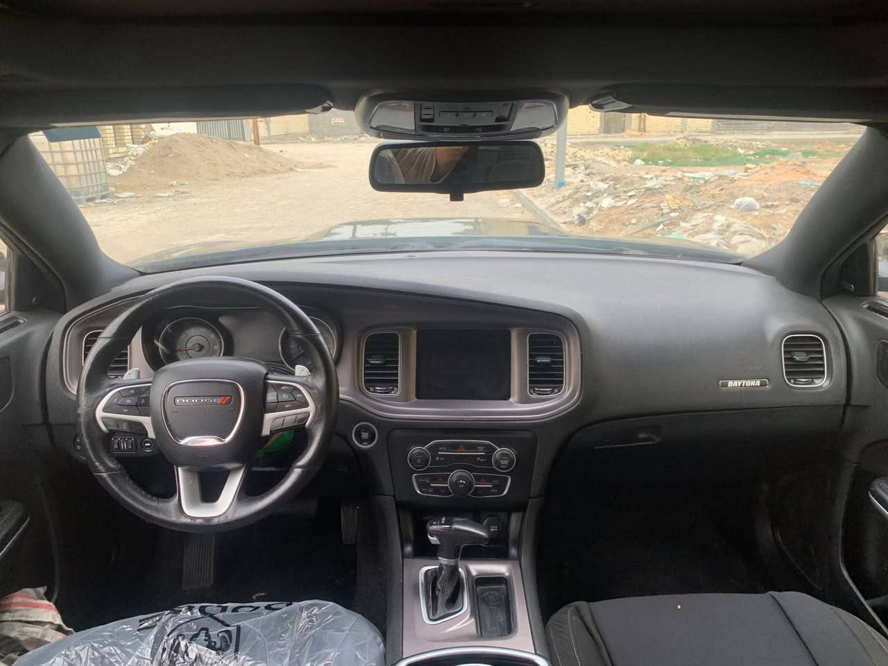 السلام عليكم دوج جارجر موديل 2023 اصل فئة SXT مكنية 3600 تو ويل  لون اسود ماشية 18 الف مواصفات فتحة سقف تشغيل عن بعد كشنات حظن شاشة كار بلي تثبيت سرعة سياره جاهزه من كل نواحي حادثها حرك قاعده فيوزات رقم بغداد باسمي ترقيم جديد سعر 225 وبيها مجال مكاني بغداد الدورة رقم ***********
