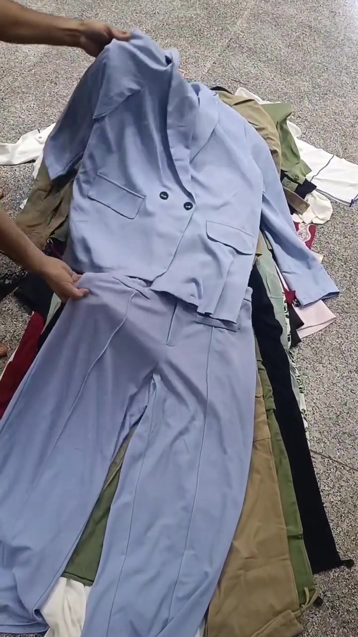 سلام عليكم سعر القطعة 3 الاف قفل قفل قفل 
الملابس عبارة عن ملابس نسائي اطقم تقريباً 80 قطعة 
و كلبيات و شلحات و روابه تقريباً 350 قطعة 
و الأطفال عبارة عن فساتين طلعة و اطقم طلعة  و تراكات بيت 
العدد الكلي للنسائي و الاطفال تقريباً 800 قطعة 
اي استفسار الاتصال على هذا الرقم ***********
