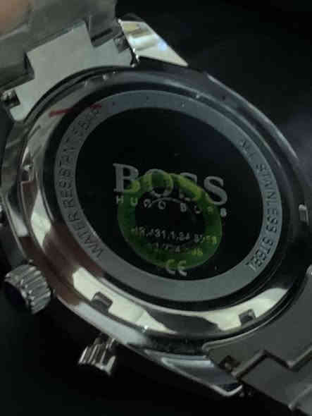 السلام عليكم.......
ساعة BOSS براند الماني بطارية مكينة ياباني 
نافذة للعرض التاريخ 
سناتر شغالة 
أميال وأرقام فسفوري 
نظام ٢٤ساعة 
القطر ٤٤
مقاوم للماء ٥٠م 
سير حديد ستانلس ستيل معلم 
جديد غير مستعمل مع العلبة الاصلية وبطاقة الضمان 
السعر ١٠٠الف 
يوجد توصيل ***********
