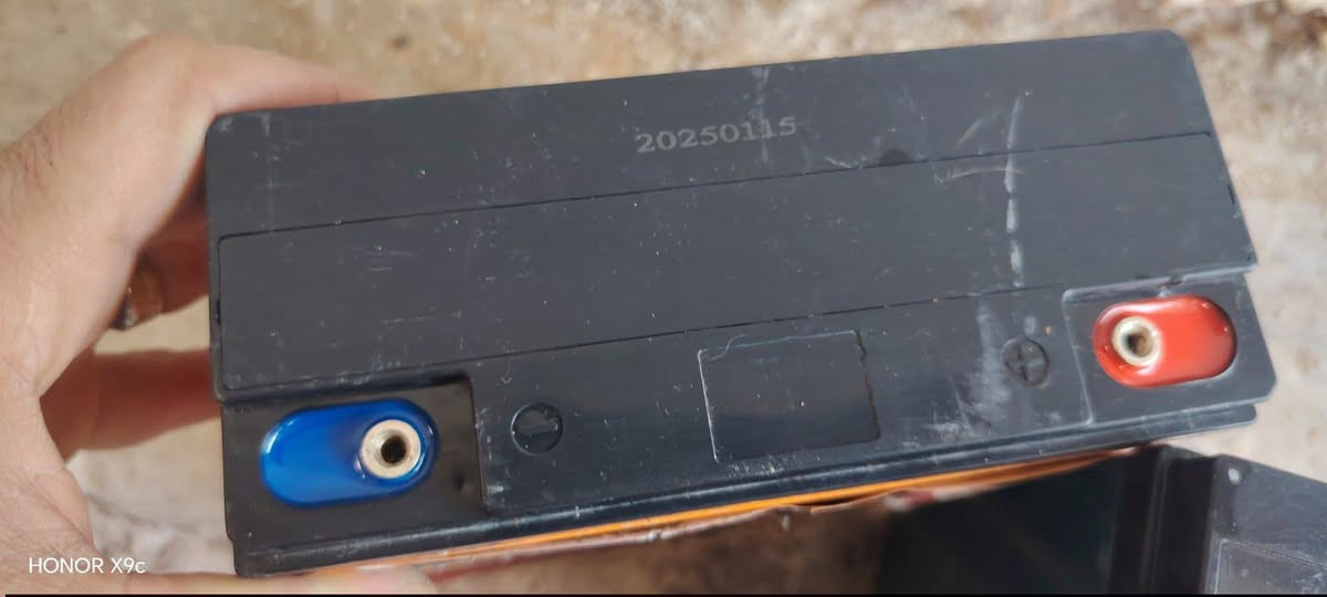 بطاريات عدد٣ للبيع + شاحن اصلي
1_) 12.8 ✅ 
2_) 11.6✅ 
3) 10.9✅
البطاريات بحالة جيدة جدا
الأول اصلا ما مستخدم الا شهر والبقية جيد جدا وهذني نسبتهن تكدر تفحصهن وتتاكد
السعر مع الشاحن الاصلي ٧٥ الف
بدون شاحن ٦٠ ♥️

***********
