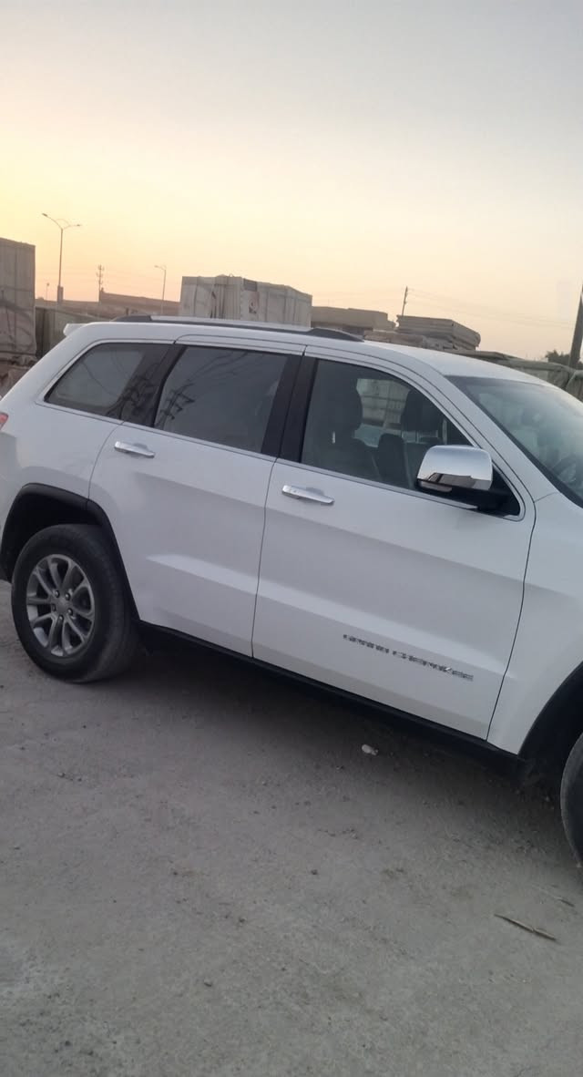 كراند شيروكي رقم شمالي سياره باسمي
السياره مكفوله فور ويل تحكم بالاستيرن اشارات بالمري حساسات خلفي صندوك كهربائي توقف ذاتي حداديه جديده تختم تاير تبريد خير من الله السعر

235
***********
