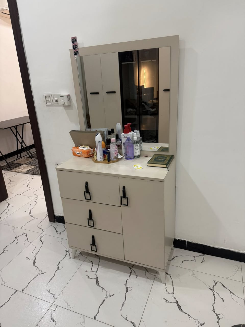 السلام عليكم عندي تخم للبيع 10 مقاعد نظيف كلش أخذته قبل 4 اشهر بي بس قاعده مال رجل الكرسي خشب يرادلها شد مو مكسوره اريده ب650 وبي مجال للشراي والغرفه صارلي شهرين ماخذتها نظيفه مابيها اي ضرر والكنتور بي اضاءه داخليه درسنك روم والجربايه بيها اضاءه اريدها ب700 وهم بيها مجال مكاني بغداد الدورة


**إذا كنت صاحب هذا الإعلان وتريد حذفه لأي سبب، رجاءا أرسل رسالة إلى الدعم الفني**