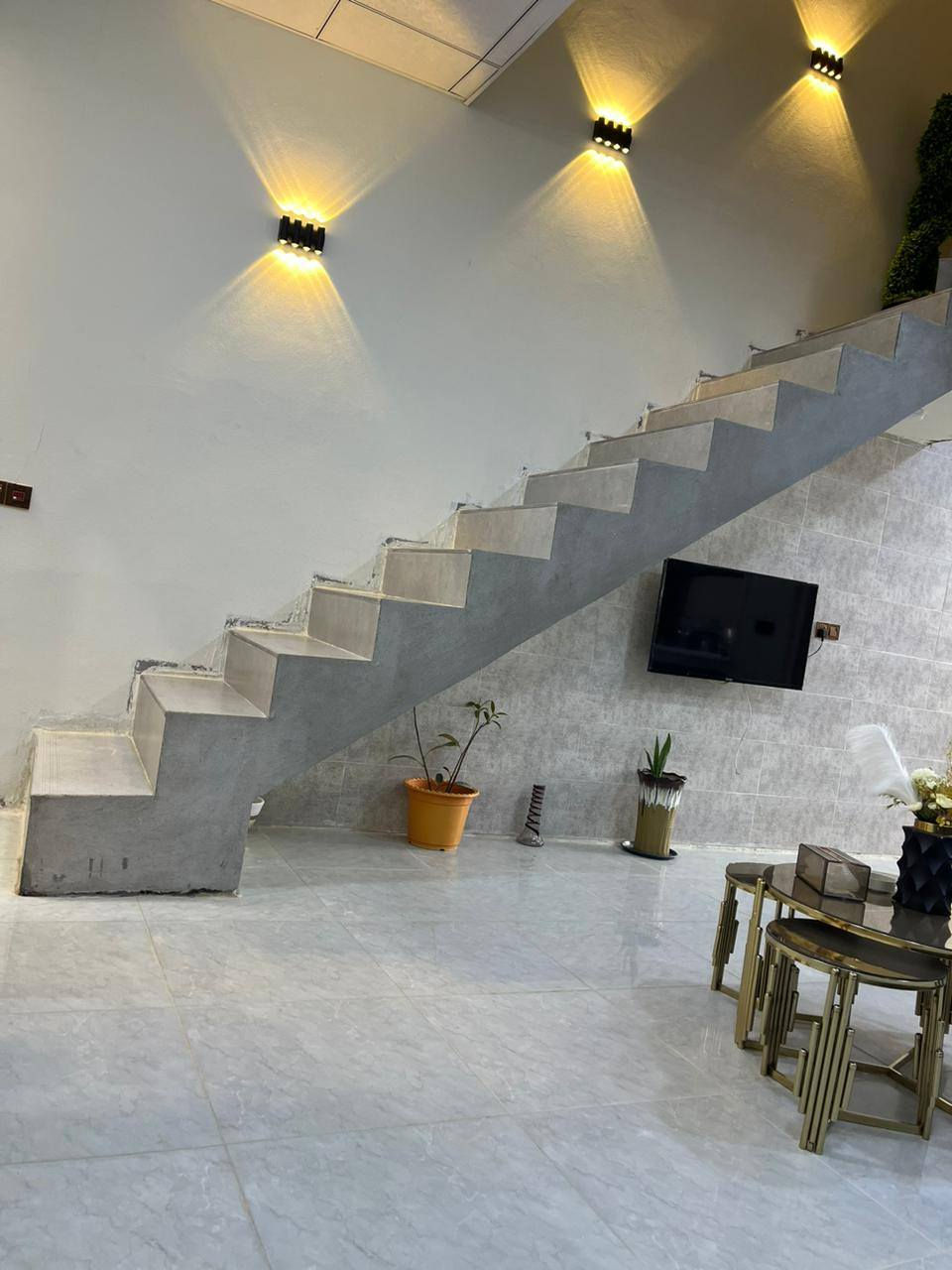 سلام عليكم
بيت للبيع بناء 2024 نظيف كلش
مساحة 100 متر
الواجهة 5 و النزال 20 
يتكون من طابقين
 / الطابق الأول يتكون من / استقبال ومطبخ وغرفة نوم وحمام وصحيات
الطابق الثاني يتكون من/ صالة و غرفة نوم و حمام تواليت

العنوان / الحولي الثانية قرب جامع عمر عبد العزيز
الاتصال و الاستفسار ***********
