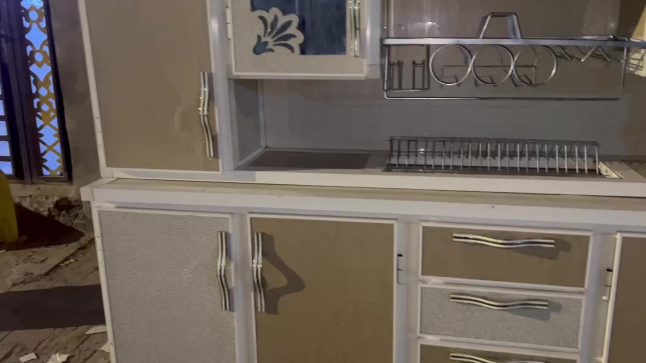 كاونتر مترين ً ونص وسنك متر ونص  النظافه كما وضح بلصوره. السعر 500 بيه مجال قليل العنوان الحيانيه سوك القسم رقمي***********
