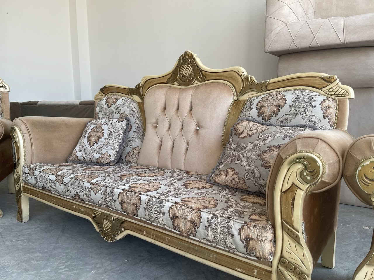 مەلەکی
ئەم تاقمە مەلیکیە بۆ فرۆشتن زۆر پاکو بێ عەیبە 
تابڵێی شتێکی  جوان و نایابە 
ژم***********
