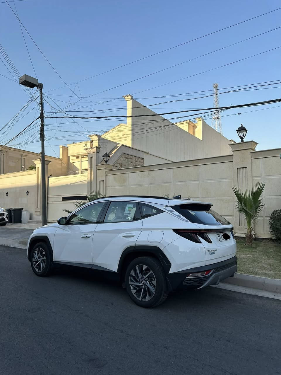 👑 هيونداي توسان (Hyundai Tucson) موديل 2023 👑
المواصفات: خليجية - فول مواصفات 1/1 (أعلى فئة بالشركة)
لأصحاب الذوق الرفيع والباحثين عن النظافة والفخامة، متوفرة الآن هيونداي توسان بمواصفات ملكية كاملة وجاهزة للاستخدام:
✨ أبرز المواصفات والمميزات:
 المحرك: اقتصادية وقوية، جاهزة لأي سفرة.
 السقف: بانوراما بالكامل (فتحة سقف ملكية).
 التشغيل والتحكم: تشغيل عن بعد، بصمة أبواب، وبصمة تشغيل.
 الشاشات والعدادات: شاشة كبيرة أصلية تدعم خرائط وأنظمة الترفيه + شاشة عدادات رقمية (ديجيتال) متطورة.
 الحساسات والكاميرات: كاميرا دوارة عالية الدقة + نظام حساسات متكامل (أمامي وخلفي) للمساعدة على الركن.
 المقاعد: جلد فاخر (تحكم كهربائي بالكامل) مع ميزة التدفئة والتبريد.
 الإنارة: لايتات LED أمامية وخلفية زنون أصلية مع ترحيب ذكي عند الاقتراب.
 الصندوق الخلفي: صندوق ذكي يفتح ويغلق كهربائياً.
 وسائل الأمان: نظام فرامل ABS، نظام مانع الانزلاق، رادارات ونظام المساعدة على القيادة.
 الجمالية: رينغات ألمنيوم حجم كبير أصلية، تحكم ستيرن كامل، صاج داخلي مميز، وسبايدر خلفي.
📌 حالة السيارة والتفاصيل:
 الرقم: رقم مميز (جاهزة للتحويل والوكالة فوراً).
 السعر المطلـوب: 215 ورقة (بيها مجال طيب وحك الجية للشراي الجناي).
📞 للاستفسار والتواصل مباشرة مع صاحب السيارة:
📱 ***********
مكان التواجد: بغداد.
(السيارة للمحبين والنظافة تحكم، الشراي يتصل وما نقصر وياه بالمعقول)
