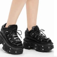 بوت بلاتفورم • أسود ملكي • إبزيمات فخمة