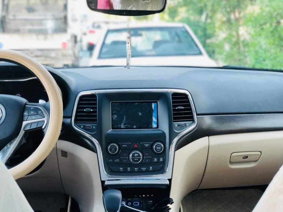 كراند شيروكي لاريدو موديل 2018 خليجية
مكفولة كفالة عامة 
ماشية 65 الف استخدام قليل جداً
رقم بغداد انكليزي باسمي دفع رباعي 4x4
كل مواصفات لاريدو فتحة سقف ورادار توقف ذاتي واطفاء ذاتي نظام اقتصادي
السعر 285
مكان بابل المركز
***********
