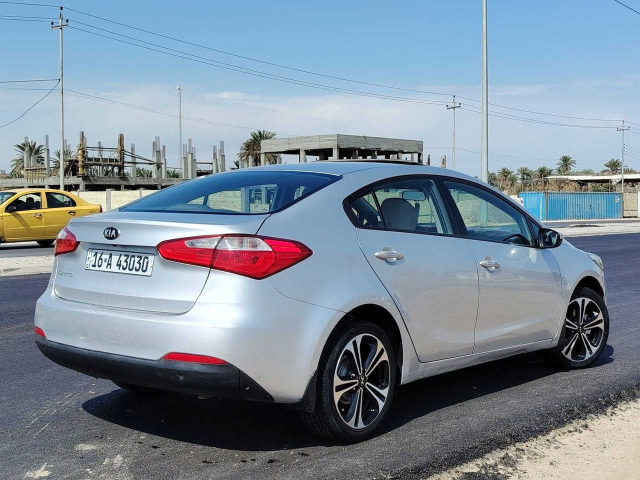 السلام عليكم
للبيع كيا سيراتو خليجي 2016
رقم قادسيه انكليزي تحويل ثاني يوم
مواصفات تحكم ستيرن فول كروز سرعه
فتحه سلايت لد امامي ويل كب كروم
مري شفط اشاير بل مري ساحبه وحافضه
شاشه وكامره يدات نيكل سياره جاهزه حداديه وكير ومحرك وتبريد
         السعر 125 وبيها مجال
اي استفسار اتصال ***********
