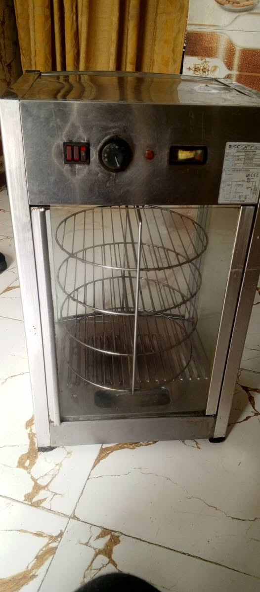 خزانة تسخين طعام وعارضه لانواع الطعام شغالة لاستفسار 
***********
