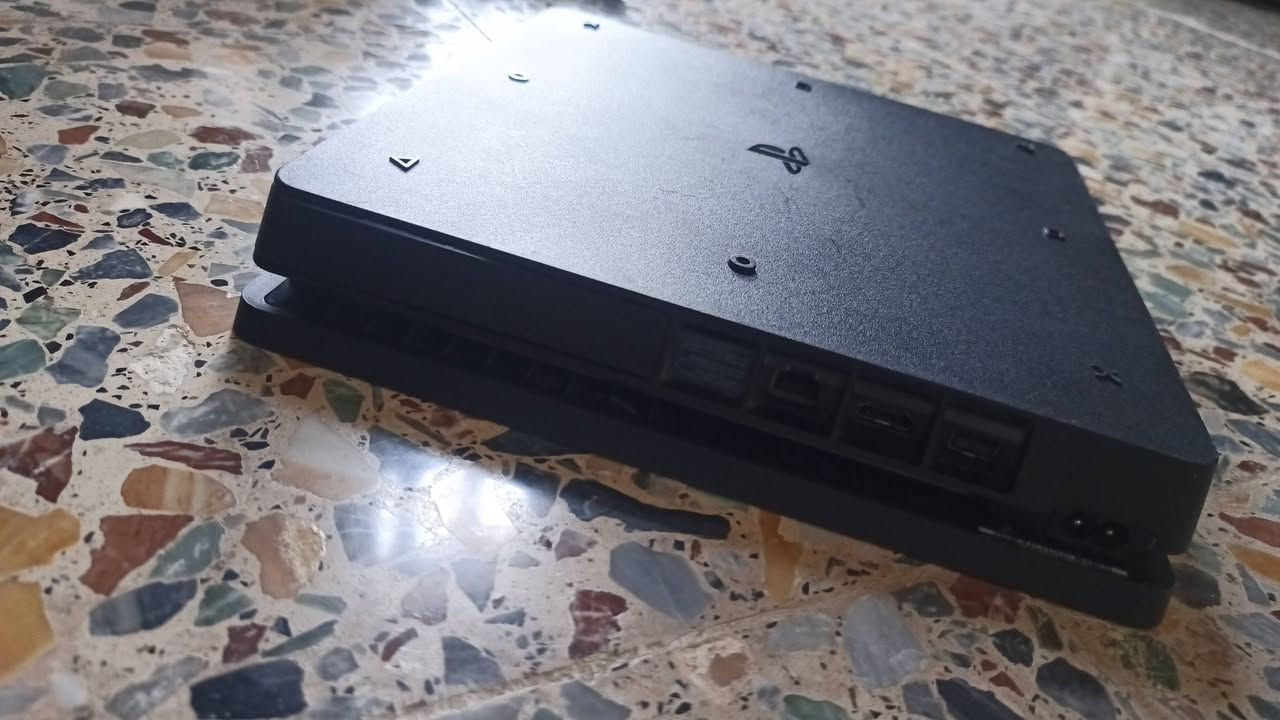 للبيع جهاز PlayStation 4 Slim بنظافة ممتازة مع كامل ملحقاته.

أبرز المواصفات والمميزات

نظام التهكير الجهاز مهكر على تحديث 12.00 جاهز لتحميل وتثبيت الألعاب بسهولة).

سعة التخزين: 500 جيجابايت (500 GB).

الألعاب المثبتة على الجهاز

FIFA 24 (EA Sports FC 24)

Horizon Zero Dawn

الملحقات يأتي مع يدة تحكم (Controller) واحدة أصلية + كامل وايرات التوصيل والملحقات الخاصة به.
السعر : 270الف وبيه مجال

الموقع الأنبار - الفلوجة

رضا المشترى والمعاينة الميدانية مكفولة عند الاستلام

*********** : للاستفسار
