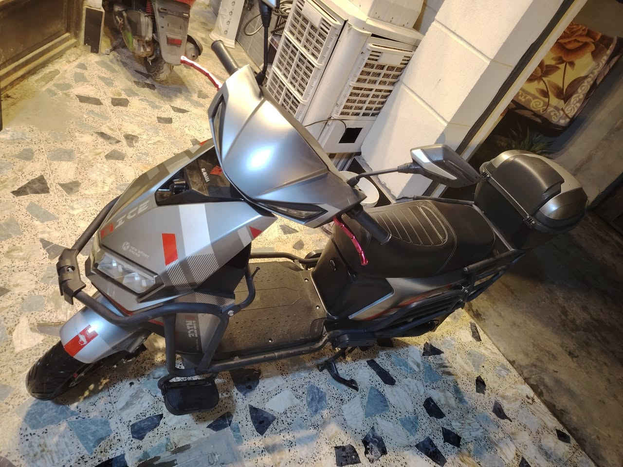 دراجة شحن سكنس   للبيع 💢
مواصفات/...💫
1. MP3 بلوتوث💯
2. مانع سرقه 💢
3. دبل اشاره 💥
4. تحكم عن بعد 💥
5. تشغيل ذاتي 💯
6. + لايت كدام و وره 💯
7. تايرات جدد💢
8. 💫 بطاريات ع فحص فول 
9. 💥 مستخدم قليل 
10  الماطور كامل 💢
11. شركت الماسة 💯💯💯💯💯
12 كلشي شغال بي  🏷
_ _ _ _ _ _ _ _ _ _ _ _ _ _ _ _ _ ...
ملاحظه/ 🖐👉
               💢الماطور مستخدم  💢
السعر  《 700  》بي مجال اذا شراي 🔒💲💸
للاستفسار أكثر 《خاص》📩
*********** بي واتس
***********
