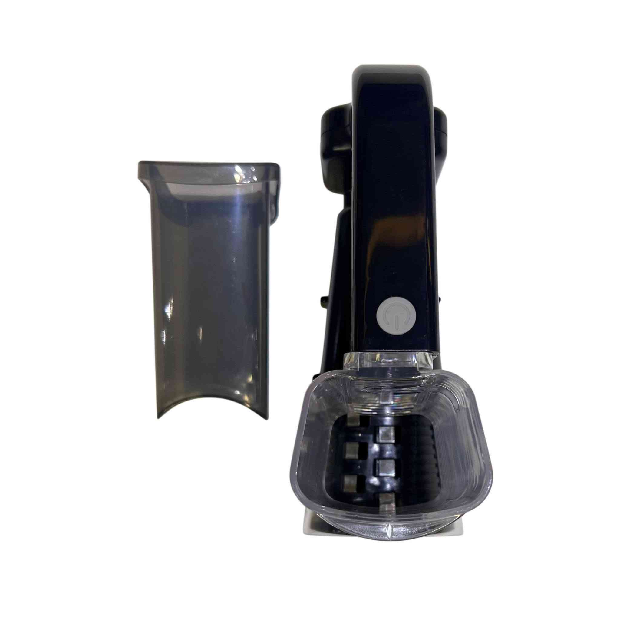 فرامة ومفرمة طعام كهربائية لاسلكية محمولة (Cordless Electric Handheld Food Chopper)
فرامة طعام كهربائية مبتكرة تعمل بدون وايرات (شحن)، مصممة بأسلوب مريح وعملي يمنحكِ حرية الحركة الكاملة داخل المطبخ دون التقيّد بطول السلك أو مكان المقبس الكهربائي.
 
تصميم لاسلكي وخفيف الوزن: تتيح لكِ الاستخدام المباشر والمرن بيد واحدة فوق لوح التقطيع، الطاسات، أو الجدران مباشرة دون الحاجة لنقل المكونات.
 
محرك موفر للطاقة وتشغيل بلمسة واحدة: توفر أداءً مميزاً ومتعدد الوظائف مع سهولة تامة في التحكم والتشغيل بضغطة زر واحدة فقط.
 
شفرات حادة وسريعة التقطيع: تضمن لكِ فرم وتقطيع المكونات بكفاءة وسرعة عالية لاختصار وقت التحضير في المطبخ.
 
تصميم مريح ومتين: تصميم خارجي يراعي راحة اليد عند الإمساك به (Ergonomic Design) مع مظهر بسيط يدوم طويلاً.
 
آمنة وسهلة التنظيف والفك: أجزاء المفرمة مصممة لتكون آمنة عند ملامسة الطعام، ويمكن فكها وغسلها وتنظيفها بكل سهولة.

 نوع المنتج: فرامة طعام كهربائية لاسلكية محمولة.
 منفذ الشحن: تأتي مع كابل شحن من نوع USB Type-C.
 متطلبات الطاقة لشحن الجهاز: يتوافق مع محولات الطاقة (الشواحن) بقدرة 5V/1A أو أجهزة الشحن الأخرى المزودة بمنفذ USB.
 تعليمات الغسيل: تدعم الغسيل بماء تحت درجة حرارة 60 درجة مئوية.


**إذا كنت صاحب هذا الإعلان وتريد حذفه لأي سبب، رجاءا أرسل رسالة إلى الدعم الفني**