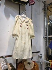 فستان بناتي أنيق بأكمام طويلة ولون بيجي، يتميز بتصميم عصري وراقي مزين ...