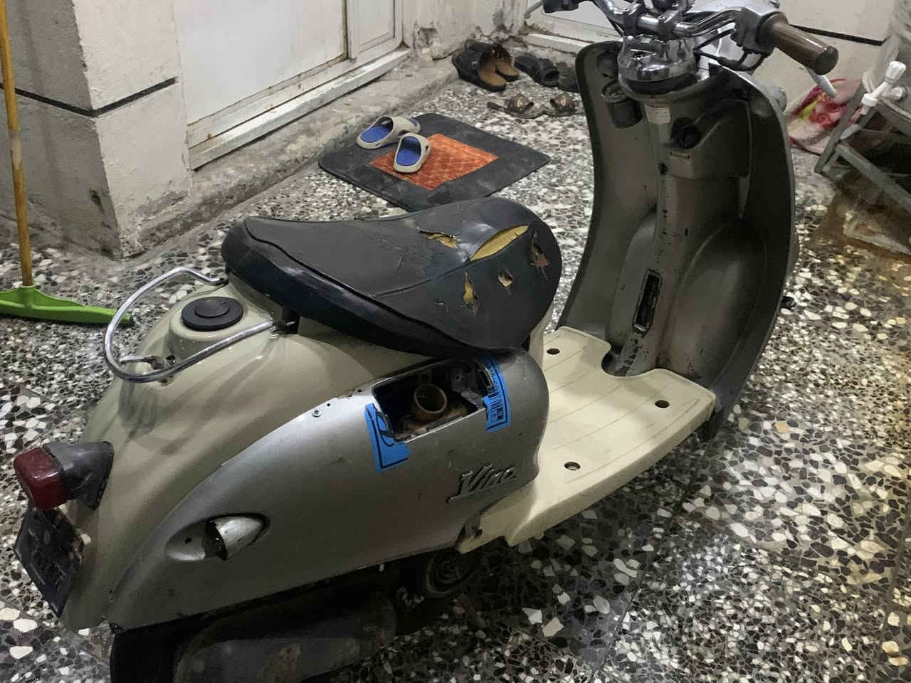 السلام عليكم دراجه كلاسك للبيع هندر والسلف ناقصه باتري الدراجه شلعه ومعدل  كفرات كامله مكاني بغداد البلديات الرقم***********السعر٢٠٠وبيها مجال
