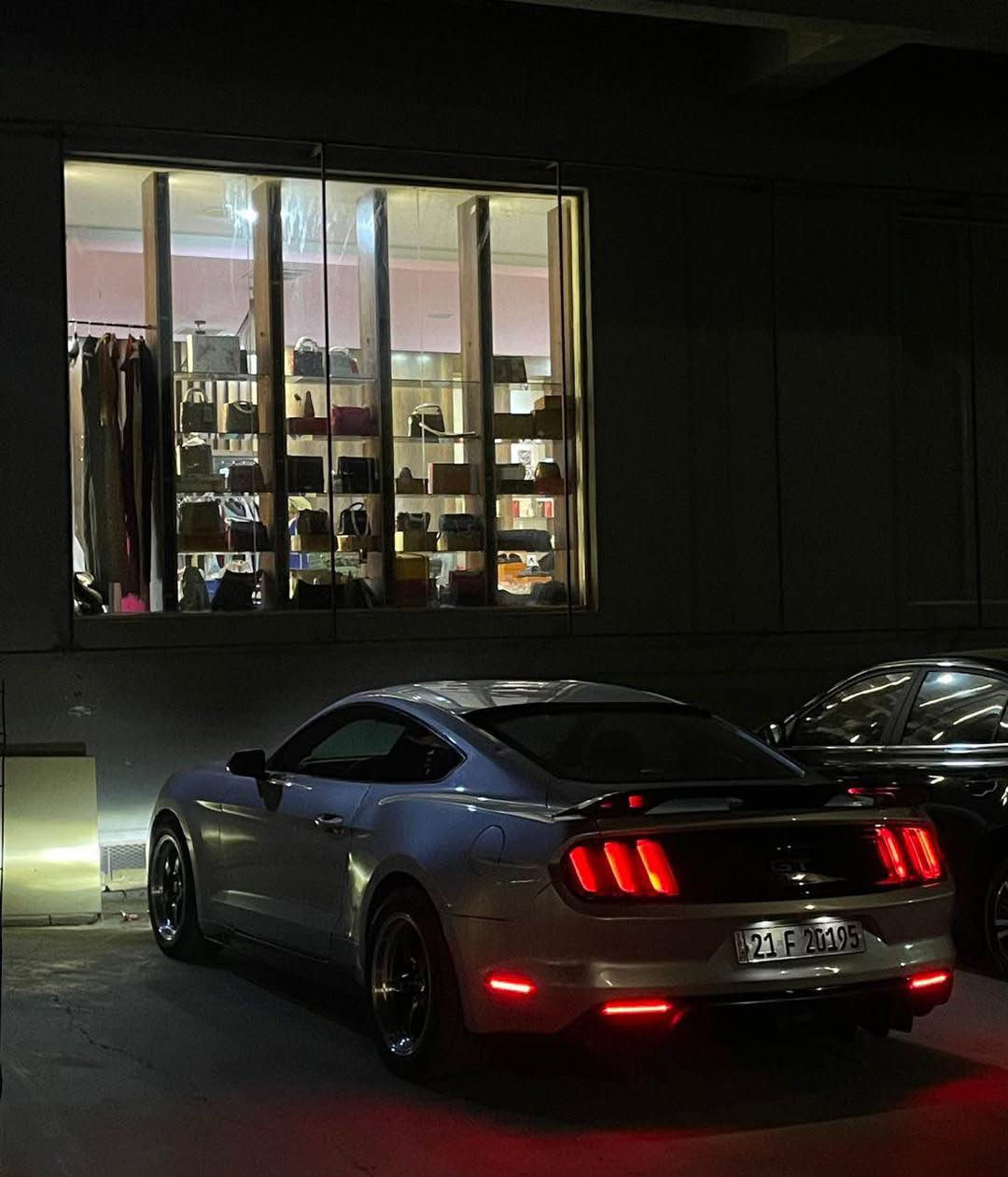 سلام عليكم 
موستنك 2017
V6
لون سلفر  
ماشية130الف ميل
مواصفاتها معروفه 
السيارة مابيها نقص 
وناصبه وحلوه 
كير محرك بشرط 
كهربائيات بشرط 
مكانها اربيل 
تحويل بشرط 
سعرها 
133ورقة وبيها مجال بسيط 
*********** أربيل, العراق
