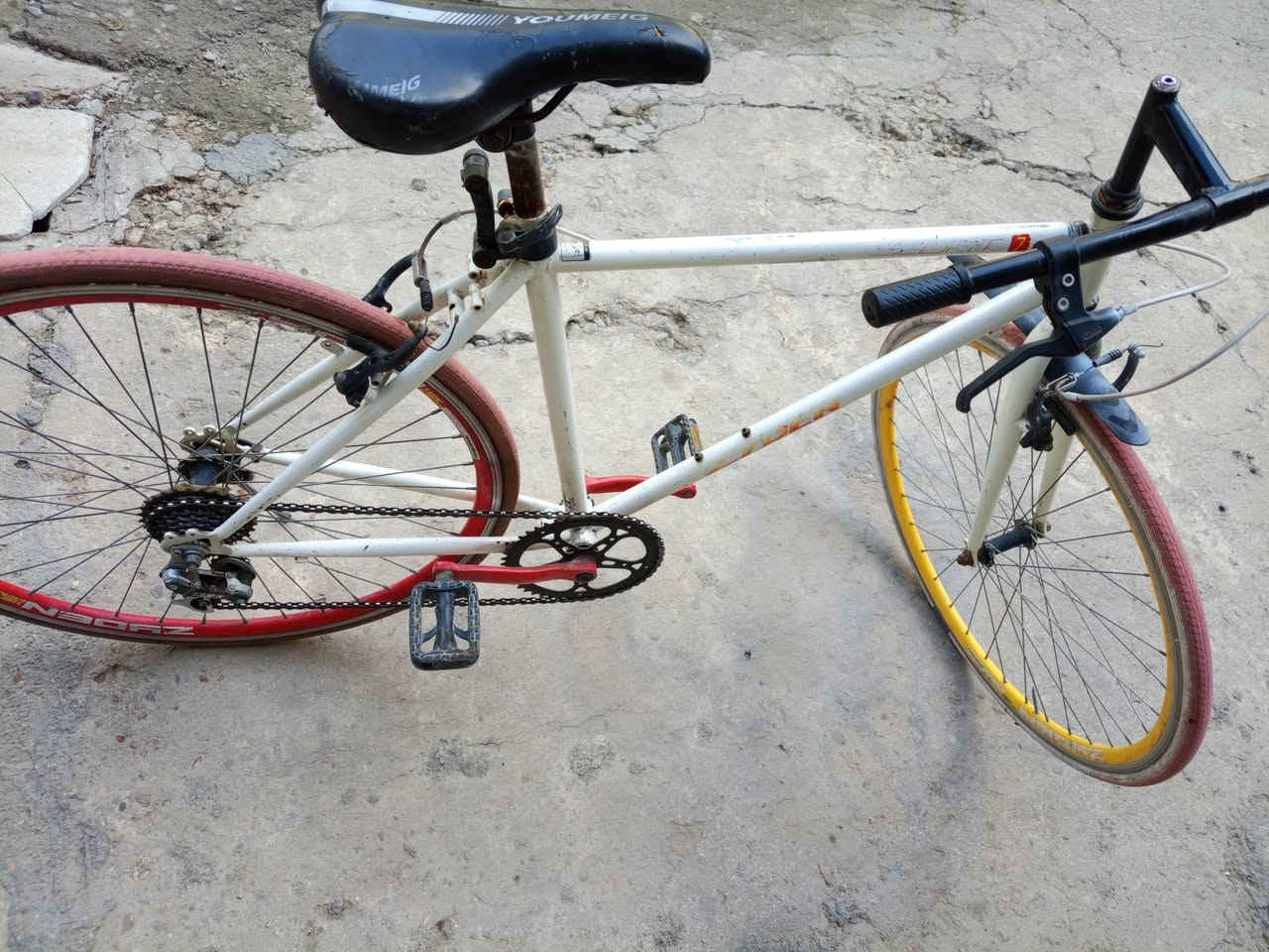 بايسكل سي 700 نضيف للبيع حجم 28 m. المكان بغداد السيدية للاتصال على ,*********** الخط أو على الواتساب السعر 75 اوبي مجال
