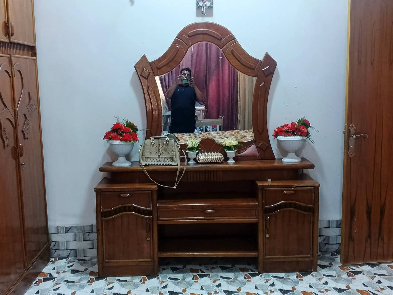 سلام عليكم غرفه اخشاب للبيع تسكام كامله هيه ملحقاتهه السعر 600 بيه مجال / ***********/ مكان بابل جبله

