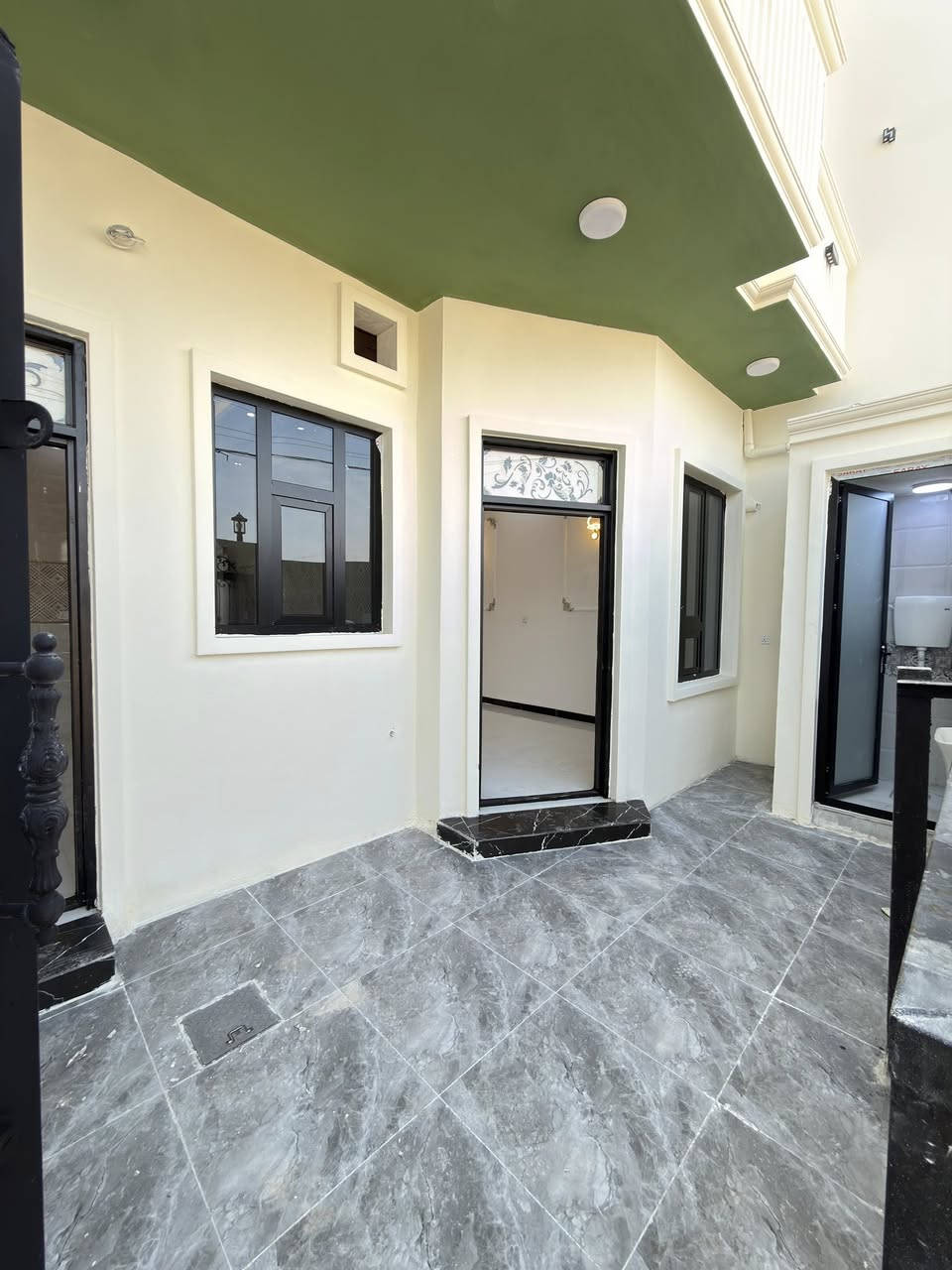 دور تونات زيرو قيد الانشاء عدد 3 شهر وتكمل
الديوم منطقة التصنيع خلف علوة الاسماك مباشر
شارع20م وقريب جداً من شارع 60
الدور نفس تصميم البصور بضبط
مساحة كل دار 100 متر واجهة 7 الا ربع نزال 15 ركن
عدد 3
يتكون كل دار من 
ثلاث غرف نوم 🛌 
واستقبال ومطبخ وصالة وسطية
وكراج وثلاث مجاميع صحية
ارضية بورسلين هندي شغل فول
سحب مغربي ابواب داخلية تركي
شبيابيك المنيوم ابواب قاصة
نضام جزامة نضام غاز
للاستفسار الاتصال
***********
