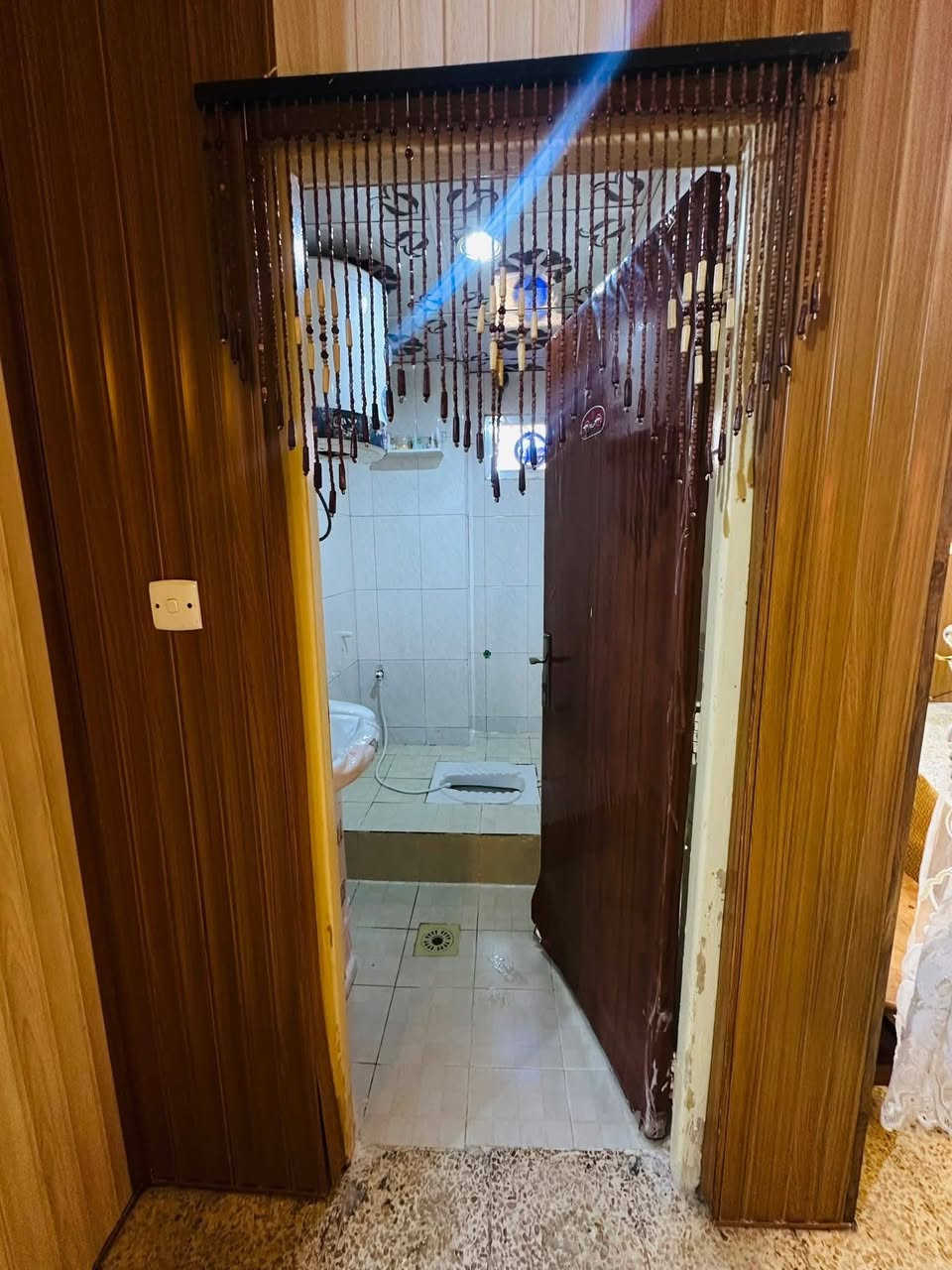 شقة للبيع طابق وسط فئة شهداء بدون تسديد كاملة نظيفة جداً مساحتها 135متر تحتوي على  غرفتين نوم مع كليدور مع مطبخ حار بارد مع صالة 7×4 مع مخزن مع بالكونات عدد 3 مع ديكورات الشقة متعوب عليها  ونظيفة جداً مستعجلين ع بيعته السعر والاستفسار على الرقم  *********** ///عنوان زين القوس مجمع الشهيدة اسراء مجاور مستشفى التركي الجديد مقابل مجمع الرواد
