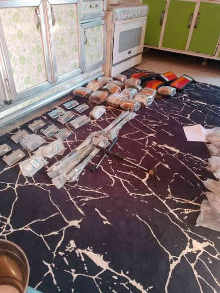 من رخصت صاحب الكروب المحترم يتوفر لدينا اليدات والسكنات وبك لايتات مثل ما موضح بالصوره والفيديو ويوجد لدينا غراض بونتيشا تفصيخ واني بخدمه الجنايه للاستفسار مراسله الصفحه او الرقم *********** واتساب المكان الصويره
