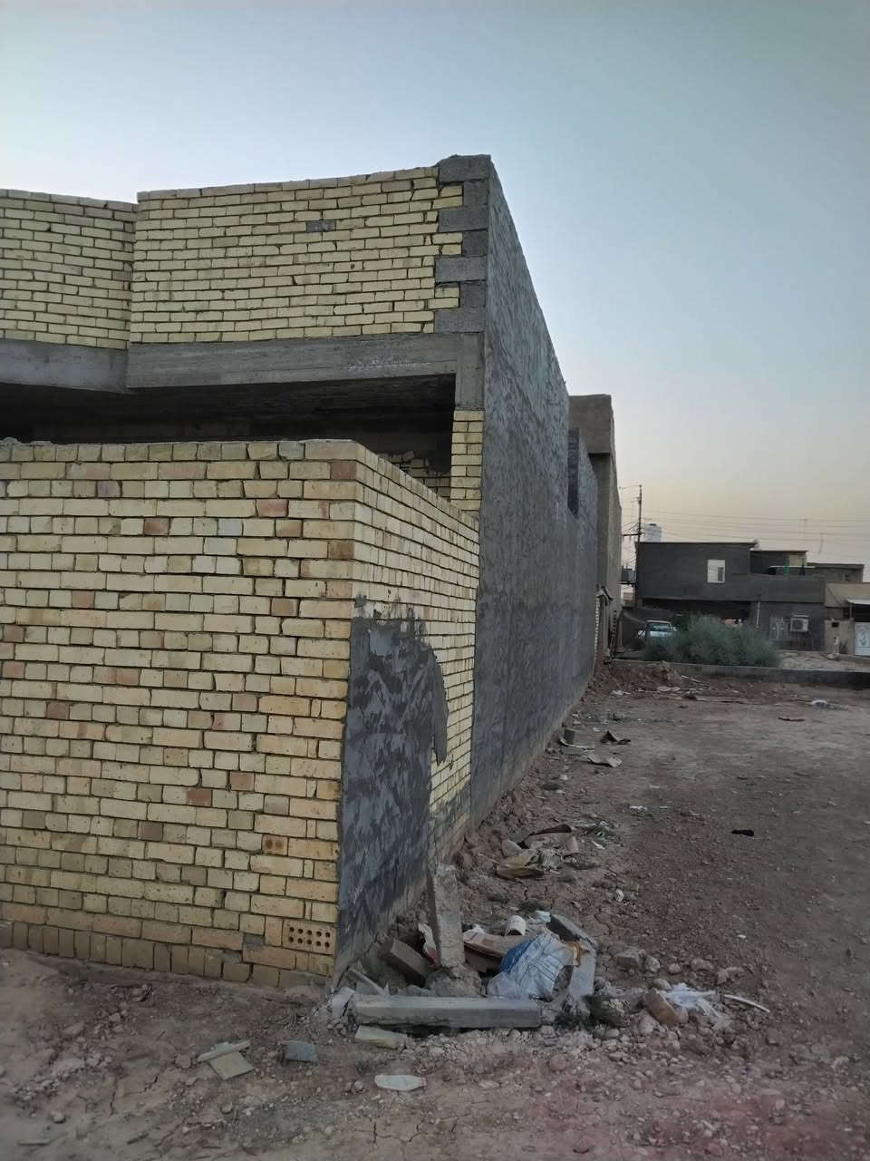 دار للبيع او مراوس القريه النفطيه زراعي ١١٧ يتكون من بيتين كل ١٠٠ بيت.. واقع حال ماكامل
*********** واتساب مفتوح
