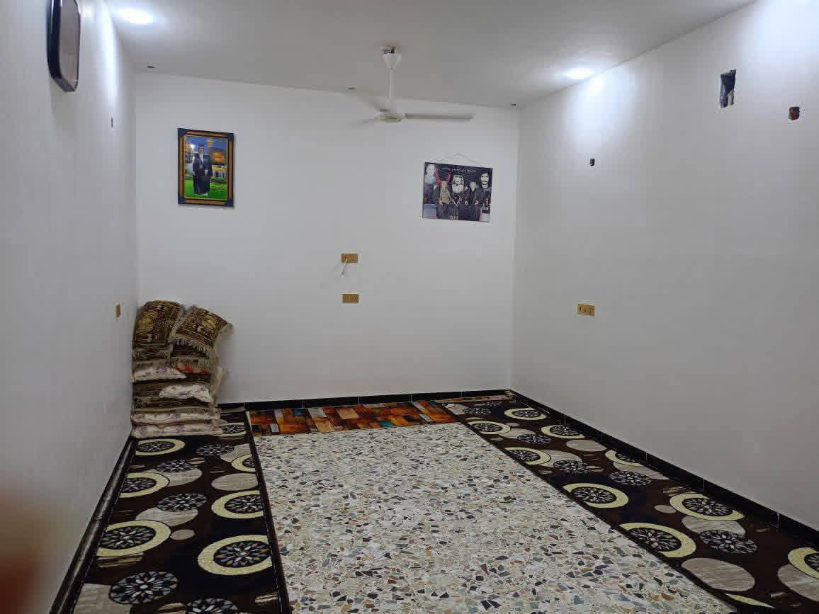 الدار للبيع في حي الحشد مجاور بنانزين خانة وادي السلام شارع الحي وتنزل ع شارع زين القوس الجوبة المساحة 200م طابقين وجه البيت قريب ع شارع العام  بظهرة شارع 20 مطلوب إسكان حوالي 42ونص باقي عليه تتحول ع المشتري اذاتم الاتفاق يبعد عن سايدين200م
غرف نوم 4 مساحة5في 4 احدالغرف. عوزها بس لبخ صاله 9في 4ونص مطبخ حاربارد5ونص في4ونص  استقبال7ونص في4ونص بناء حديث 2024
للأستفسار***********
