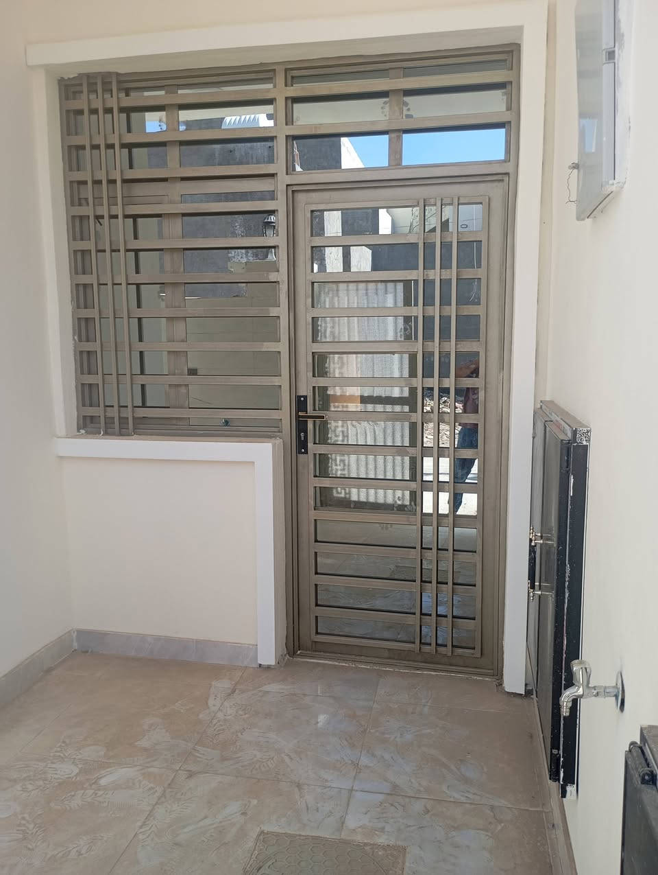 السلام عليكم دار للبيع المساحه 100 متر الدوره البعيثه مجمع العيثاوي خامس فرع من الشارع العام طابق ونص اثنين نوم وصاله ومطبخ وحولي وبيتونه جبيره ومنور وعدد صحيات ثلاثه البيت نظام كاميرات جبسون بورد ابواب تركيه محجر المنيوم تركي شبابيك تركيا الدار باسمي مباشر تنازل شركه السعر117 وبي مجال للاستفسار اكثر الاتصال على الرقم ***********
