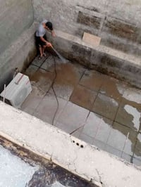 خلفه تزفيت السطوح وعاده ماستك القديم وتنضيف السطوح شغلي بكل مناطق بغدا...