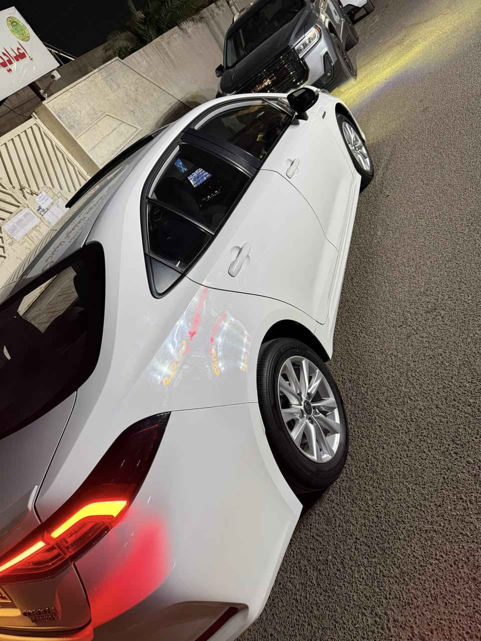 السلام عليكم
كورلا هايبرد موديل 2024 
العلامة الزركه 💙
السيارة رقم سليمانيه بأسمي تحويل او وكالة 
ماشيه 43000 وقابل للزيادة 
كشنات مخمل 
فتحه سقف 
محرك 1800 
السياره مكفوله ونضيفه على ايدي اخذتها زيرو 
بيها بارد على كد اصبع بل باب الخلفي مأشر عليه بل صور 

السعر 148 وبيها مجال للشراي $
مكاني بغداد السيدية 
للاستفسار ***********
