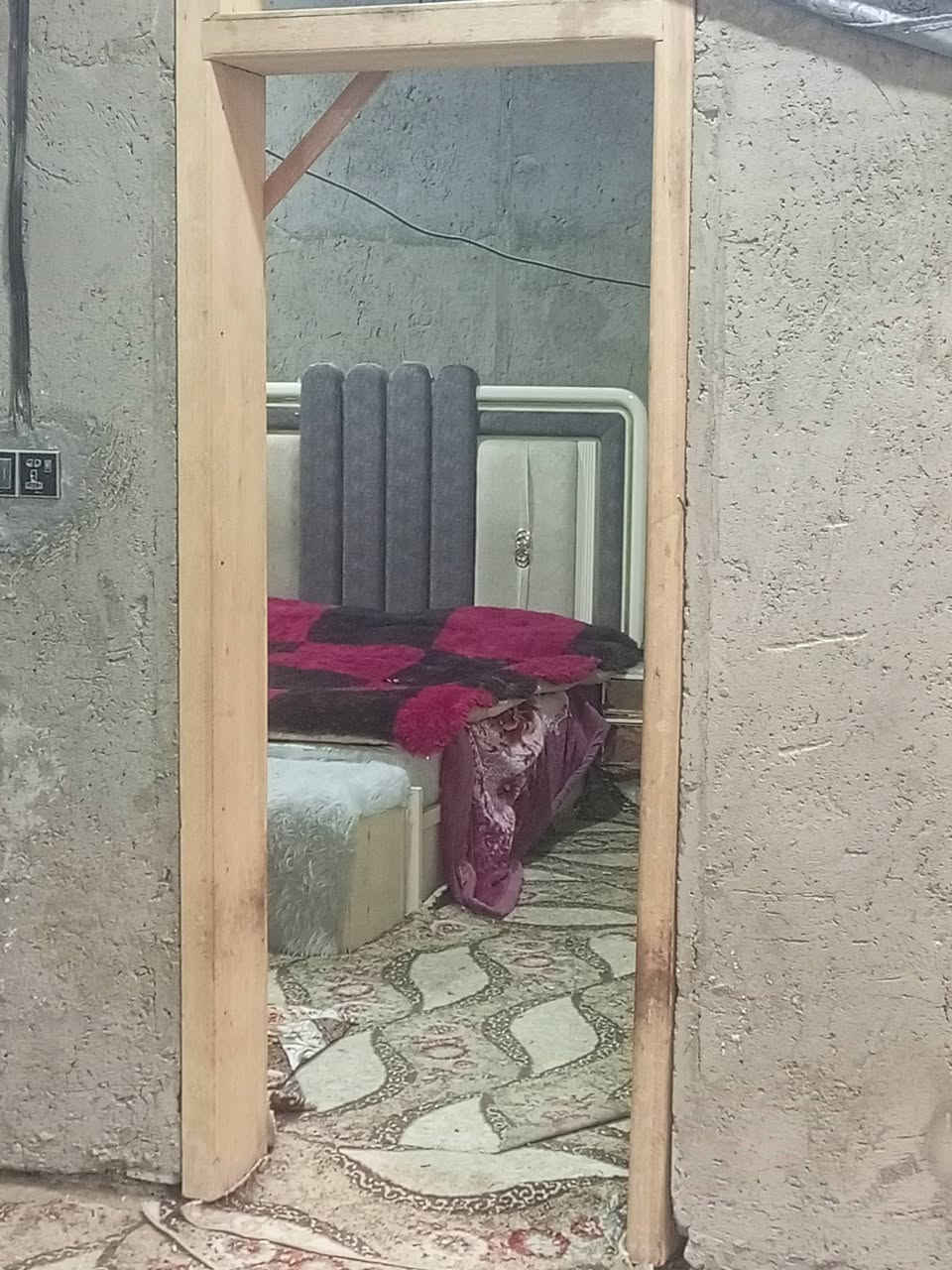 السلام عليكم 
بيت للبيع مساحه 200متر يحتوي ع غرفتين وصاله واستقبال وحمامات داخليه وخارجيه الموقع النجف الاشرف شارع المعمل  قريب الشارع العام السعر 60مع المجال ***********
***********
