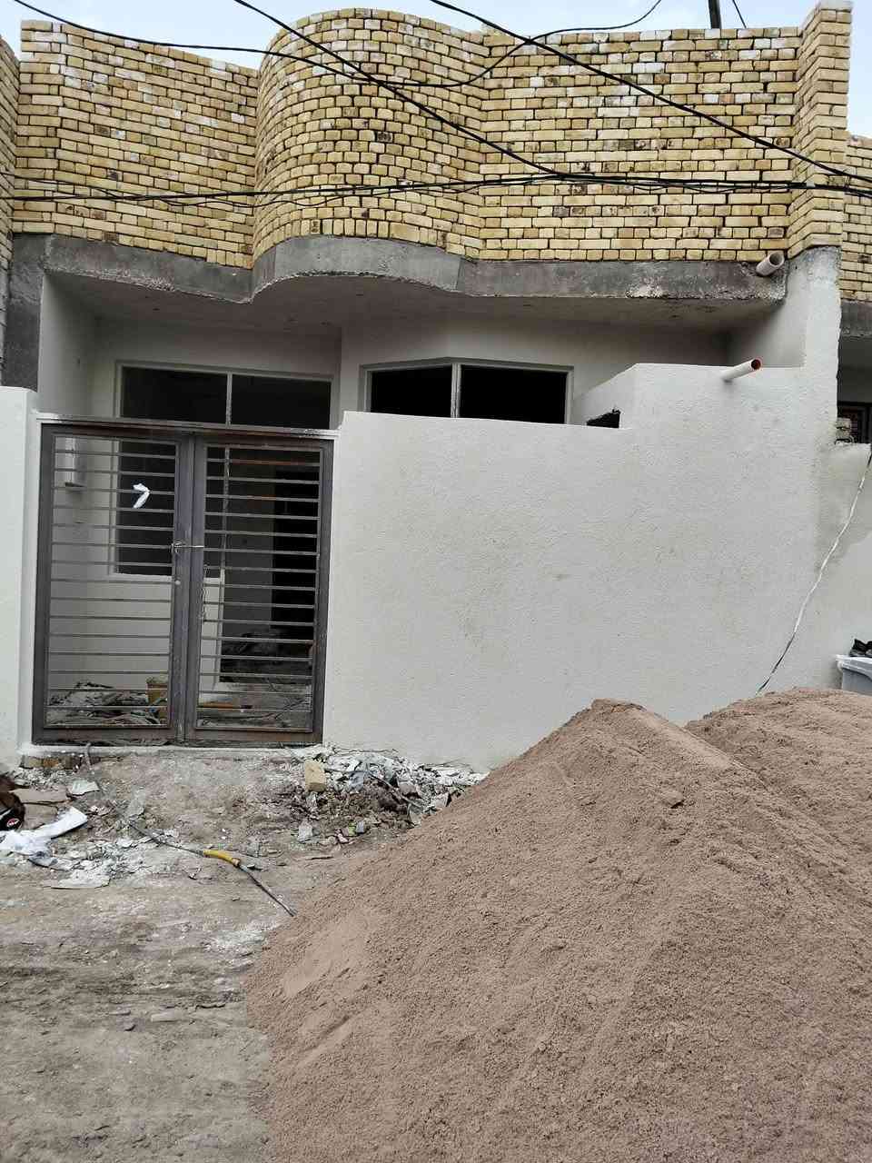 سلام عليكم دار للبيع زراعي مساحة 100 متر ناحية السيدناويه قرب مدرسة صفي دين كونكريت  مسلح رباط وسقف  نقص ارضيه بياض تستلم مفتاح  ستفسار برقم واتساب او الاتصال على رقم ***********
