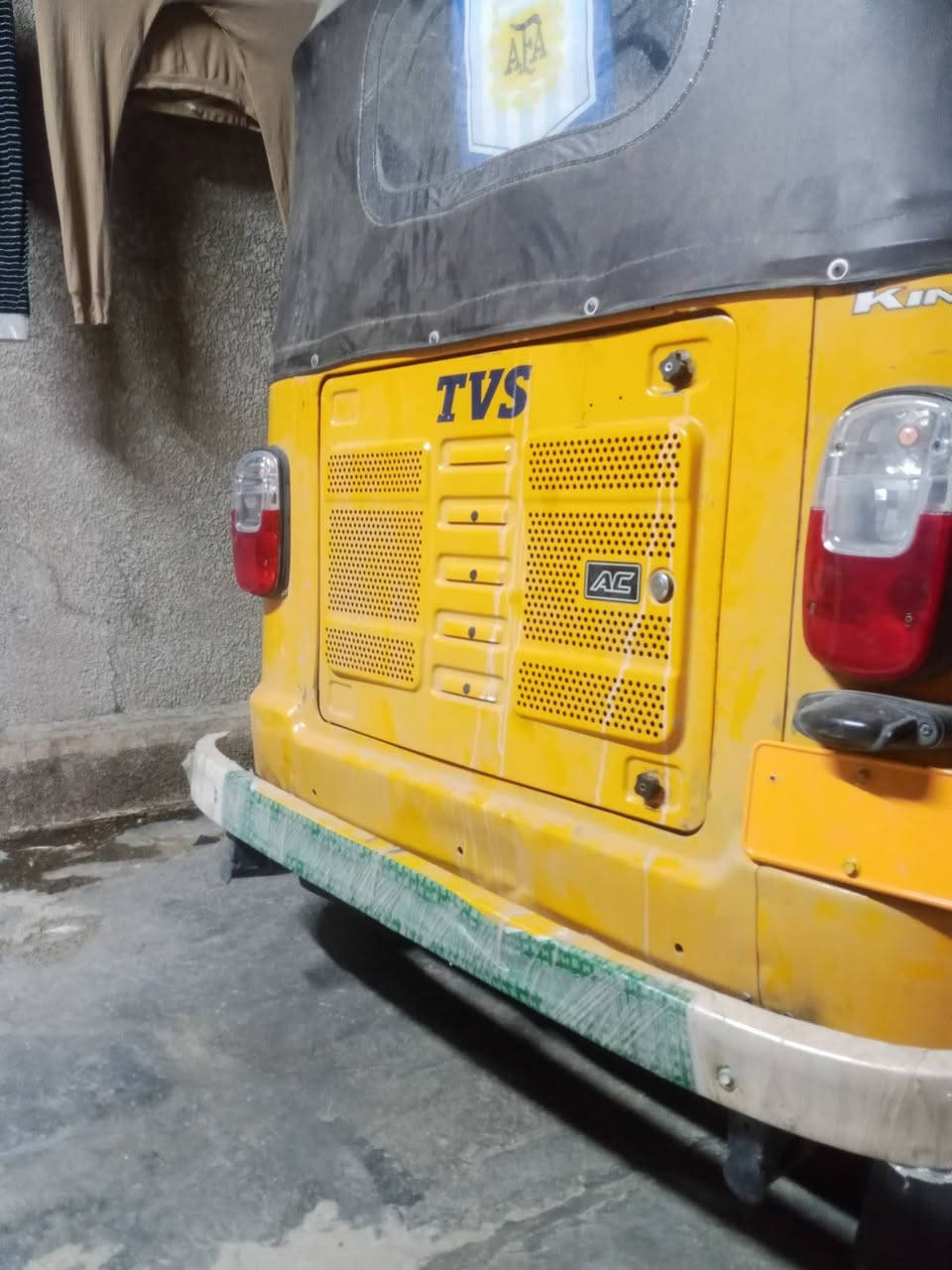 تي في اس موديل 20اوراق كاملة شرط ترقيم محرك 25 بعدة بل جيس دشبول ٢٣ بيبان تكتك مرتبة وجاهزة من كلشي تراي زيرو بيه خياسات ناعمة وهاي واردة تخم تاير وسبير مدوشمة متعوب عليهة مكان بغداد السعر ٥٤٠٠ وبيه مجال *********** ملاحظه ماصار هواي من ماخذىه بس اعتازيت
