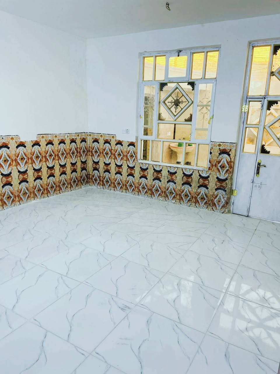 دار للبيع مساحة 100م
📍الموقع بوب الشام صدام سرحان تبعد عن سيطرة الشعب 3 دقايق 
طابق ونص
يحتوي على مدخلين 
استقبال
حولي 
2 غرف نوم مساحة الغرفة 5.5×4.5
صحيات داخلية وخارجية
سطحين مع كراج
بناء طابوق 
السقف مسلح
الدار تحتوي على ماطور مع مغسلة وسخان التواصل على الارقام التالية.

واتساب***********
هاتف ‏‪+964 781 015 0321
