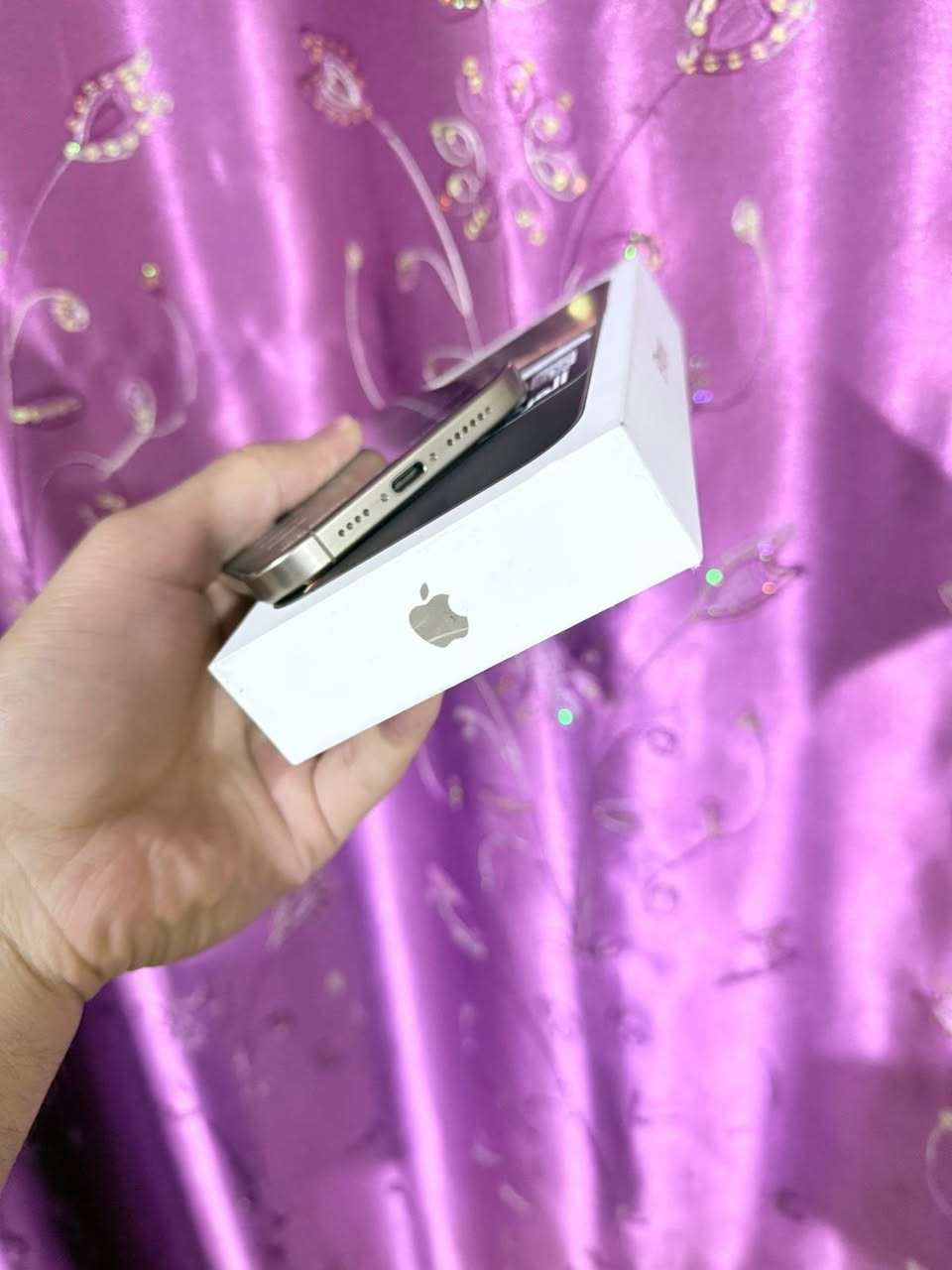 السلام عليكم
ايفون 16 برو ماكس
ذاكرة 256
بطارية 100 
نضافة الجهاز 100% 
الجهاز كامل ملحقات ويا كفر ماك سيف جديد غير مستعمل هدية

السعر 1325 قفل قفل من الاخير لحد يخابرني ويعامل ارخص سعر بالفيس كله
مكاني بغداد 
***********
