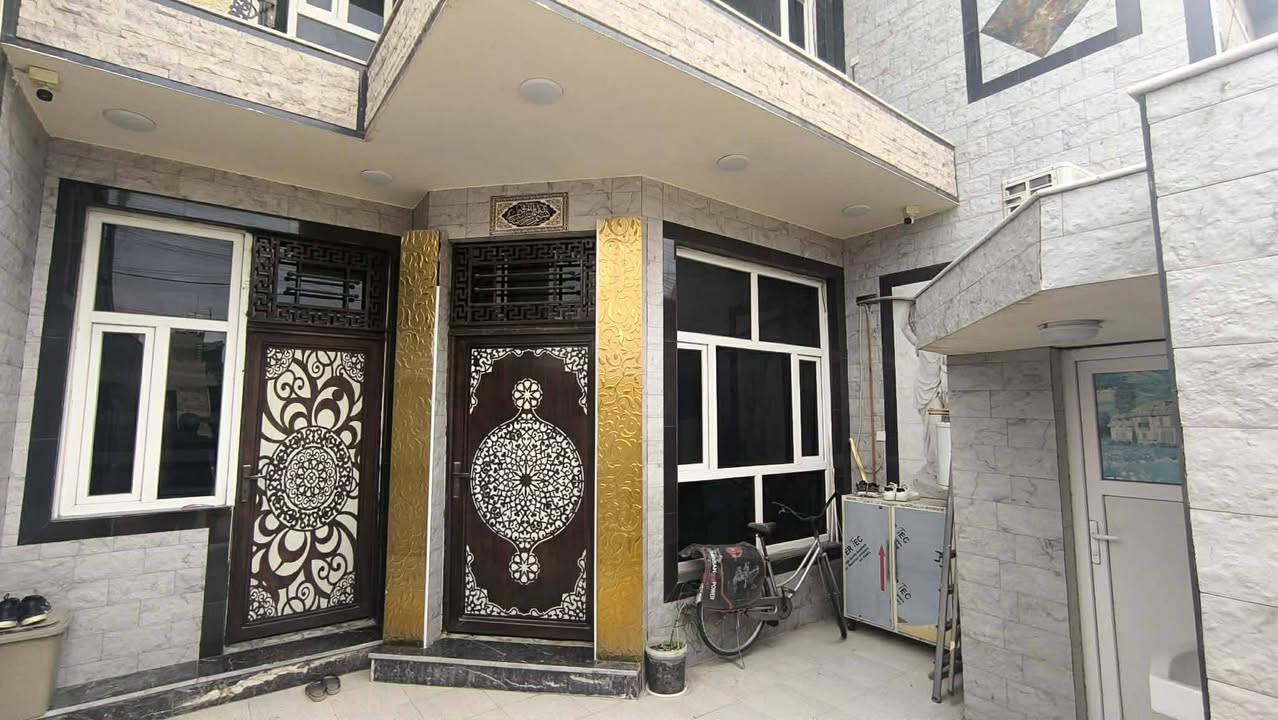 بيت طابقين كامل من كلشي
واجهة كامله 
ثلاث غرف نوم
استقبال وصاله و مطبخ
عدد حمامات 2
صحيات خارجية
الارضيه مرمر درجة اولى للطابقين
العنوان حي الغدير
شارع مدرسه ابي طالب الرئيسي الاول 
المساحة 125 شارع عرض 20
السعر الاتصال على هذة الرقم***********
عندك_عقار_راسلني_واعرضة_الك
